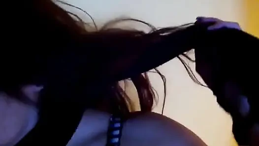Sie ist ein amateur-schätzchen aus frankreich, das schwanz lutschen muss