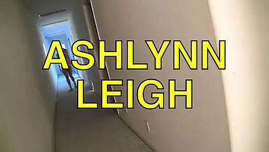Ashlynn leigh si cewek mungil rambut cokelat lagi asik bermaian bareng-bareng