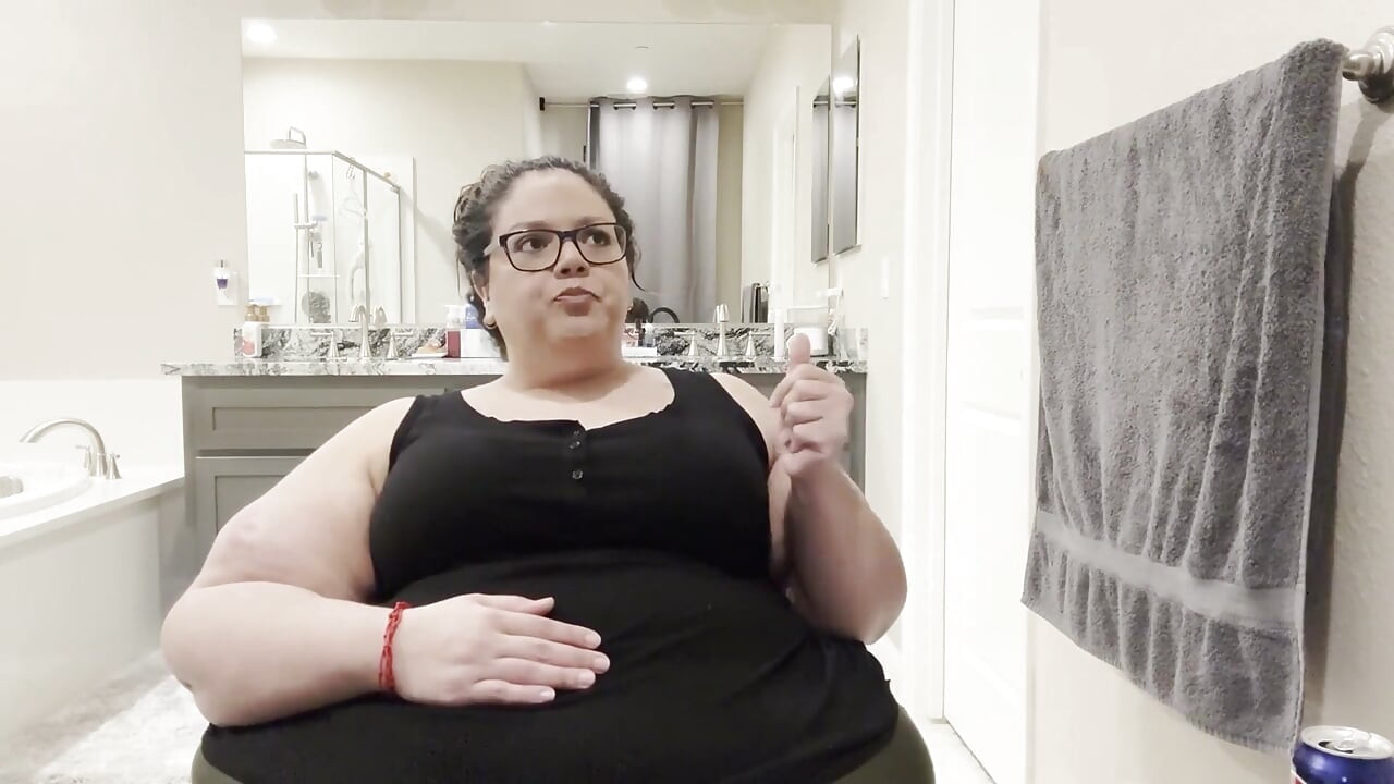 Plump Paradise: Snack N Chat