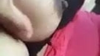 Chica sexy muestra sus grandes tetas en el coche