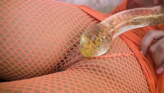 Gadis remaja hot dengan stoking jala lagi asis mainin vibratornya