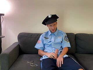 Policjant rucha kobietę za przekroczenie prędkości