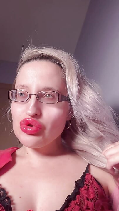 Tvoja žena nije ništa zato što si zaljubljen u Findom Goaldigger. Ritual obrubljivanja u velikim debelim naočalama i crvenim velikim usnama.