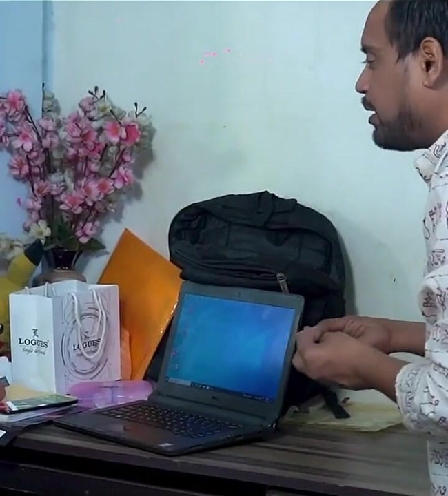 Innocent Delivery Boy Fucks Sexy Girl at Her Office! Reality Sex