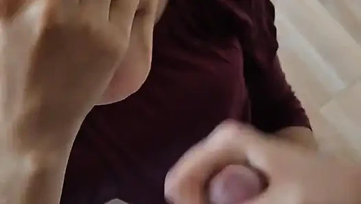 Kami pergi ke rumah dan aku memintanya untuk mengisapku dan dia menelan susuku