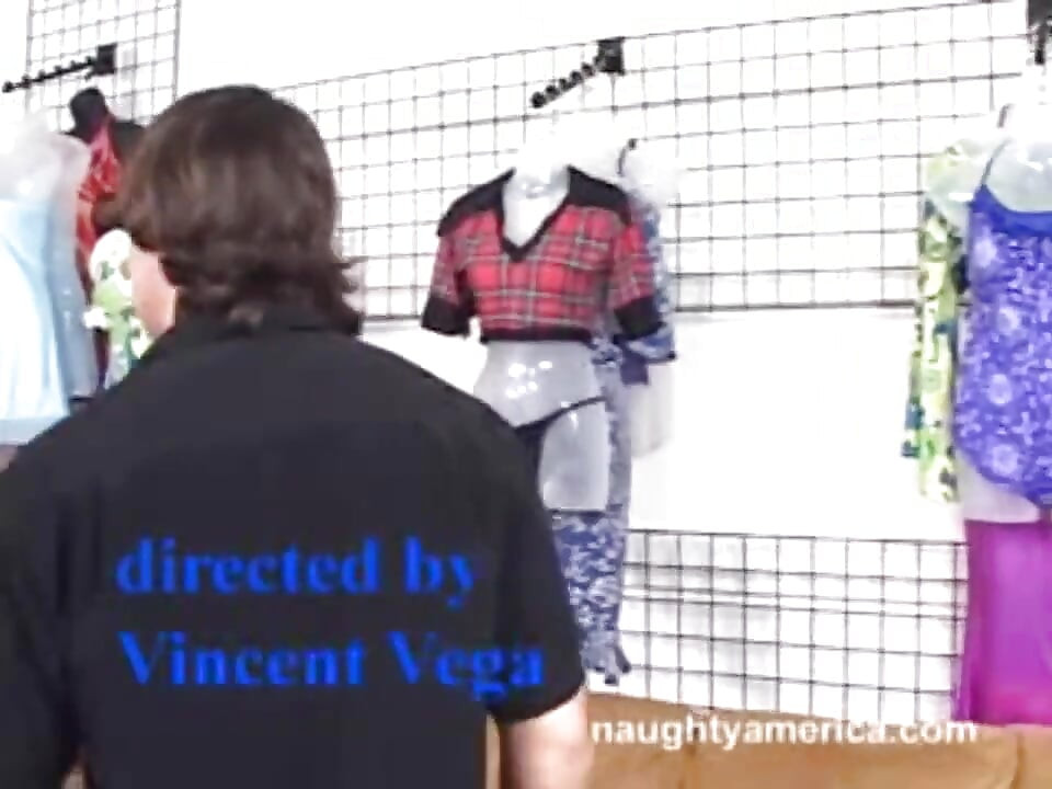 Saana follando en la tienda de lencería con sus tetas naturales