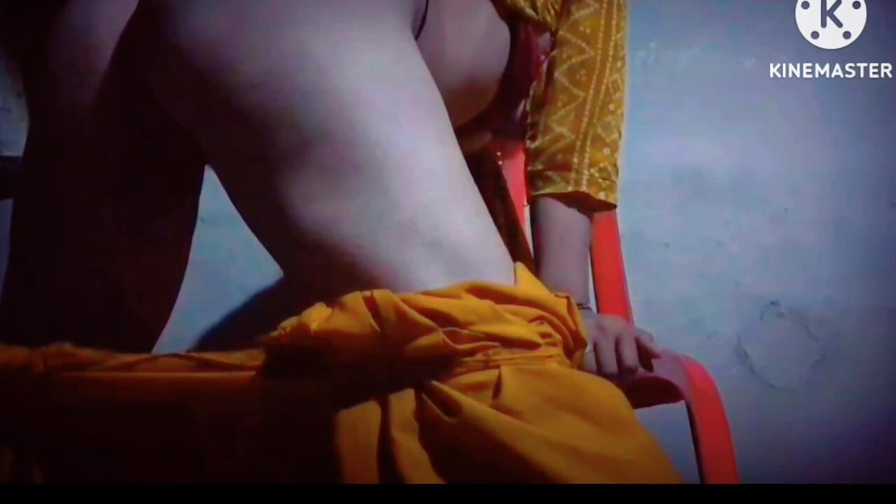 अच्छी हॉट लड़की अपने बड़े बड़े स्तन के साथ खेल रही