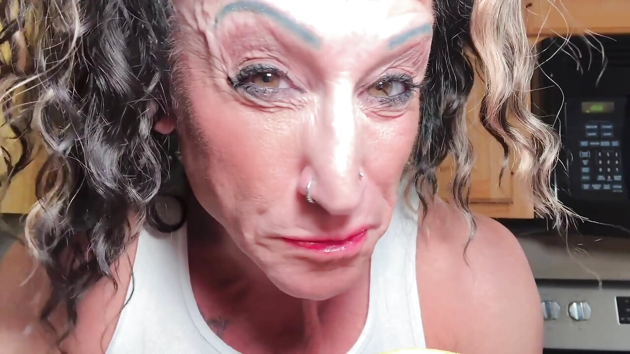 Muscle miLF ingesta schiacciante cuck cucina divora