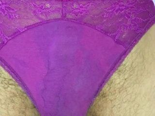 穿着充满活力的紫色内裤撒尿