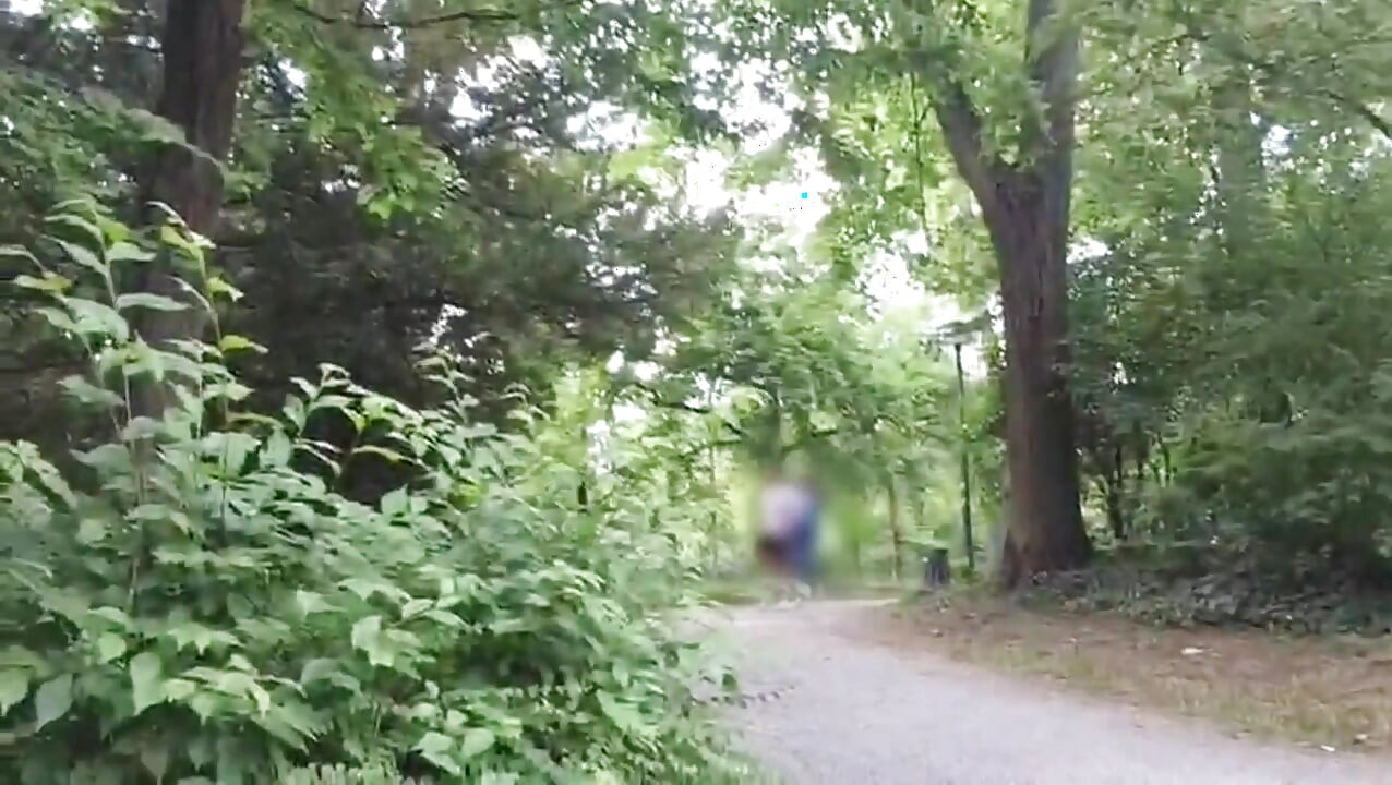 Parkta halka açık mastürbasyon yapıyor ve herkes beni gördü