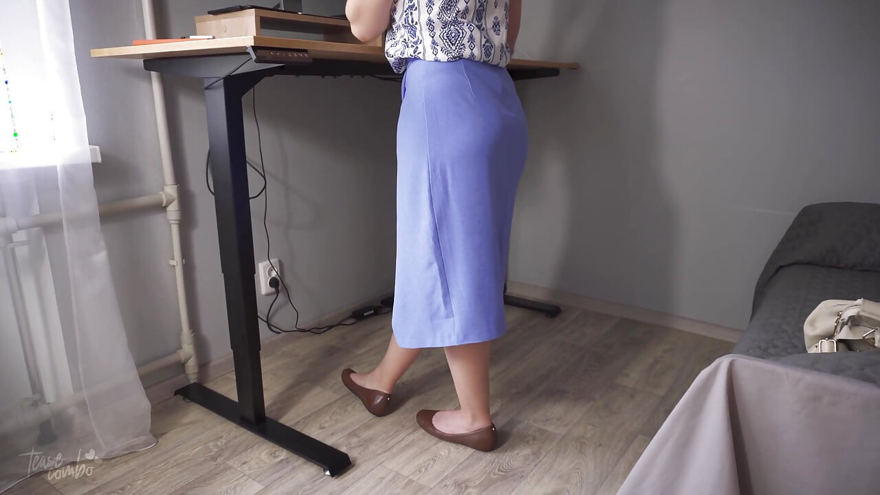 Assistindo as pernas dos colegas de trabalho em saia fenda