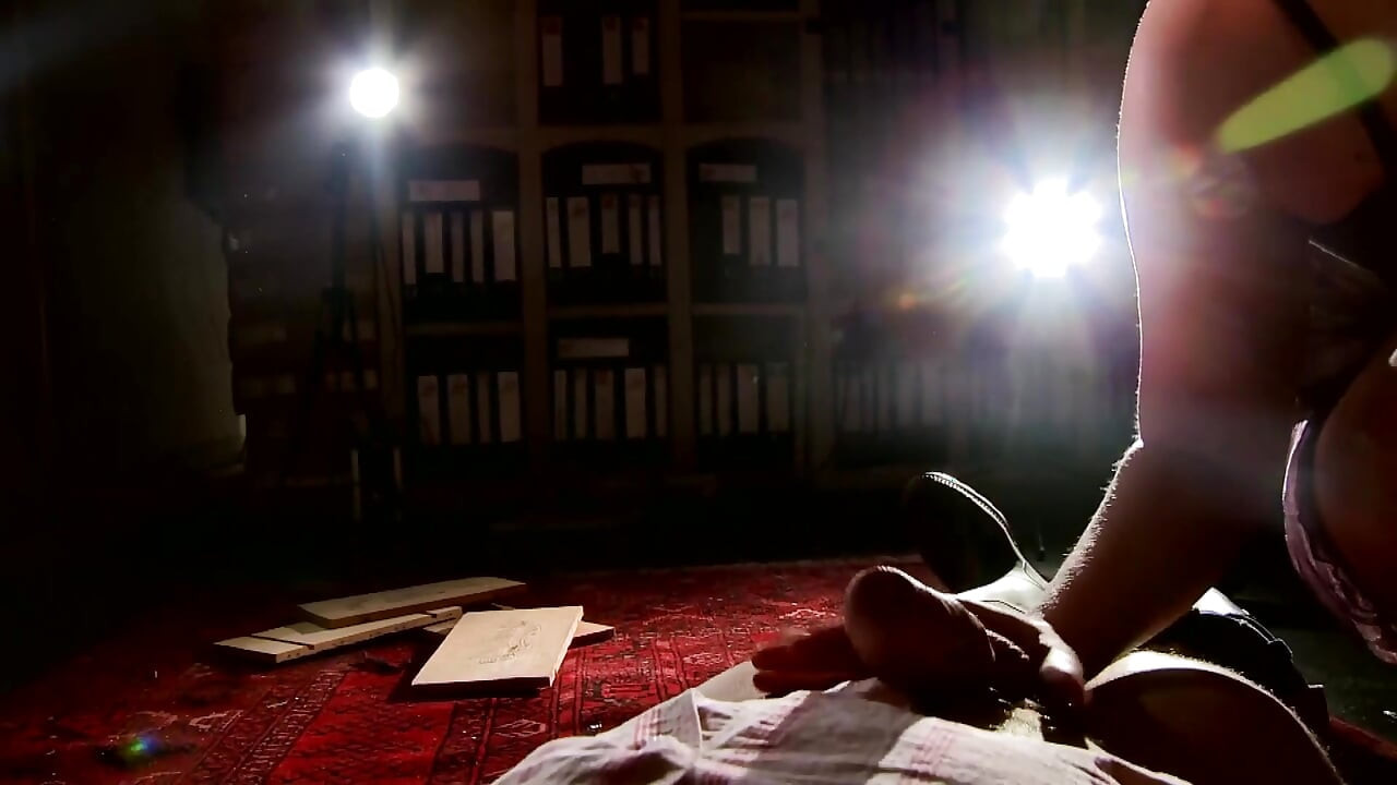 प्लीज सर, मेरा इस्तेमाल करो! - लंबे पैरों के साथ काले बाल वाली काले मालिक द्वारा बाध्य और हावी हो जाती है