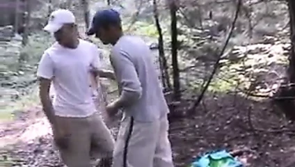 Jungen im Wald und auf der Weide