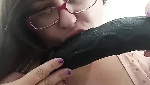 Сосет большой черный член