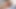 セクシーな女が巨大なペニスが剃った秘部を突き刺す中、快感に喘ぐ