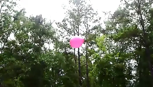 Angie kimber dan aku lagi asik mainin balon dari samping