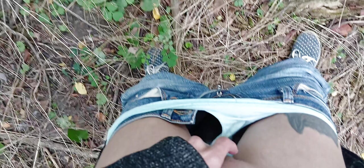 Ženska rizična masturbacija iz prvog lica na javnom trgu