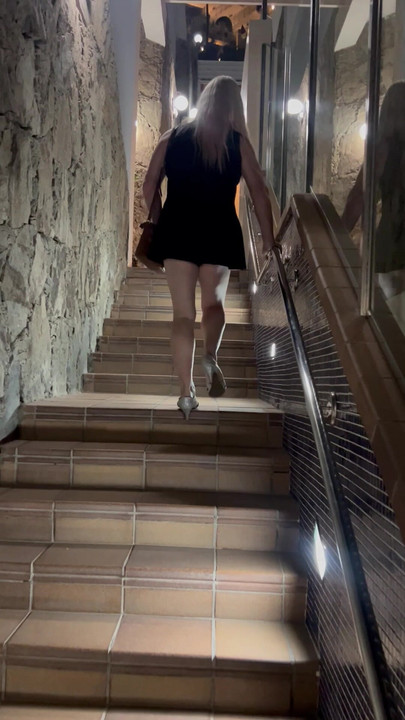 Astrid na stepenicama na odmoru u štiklama