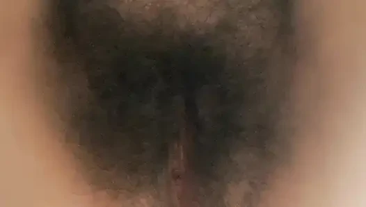 Ibu tiri yang hot dan basah lagi asik muasin memeknya sambil membayangkan dientot kayak pelacur