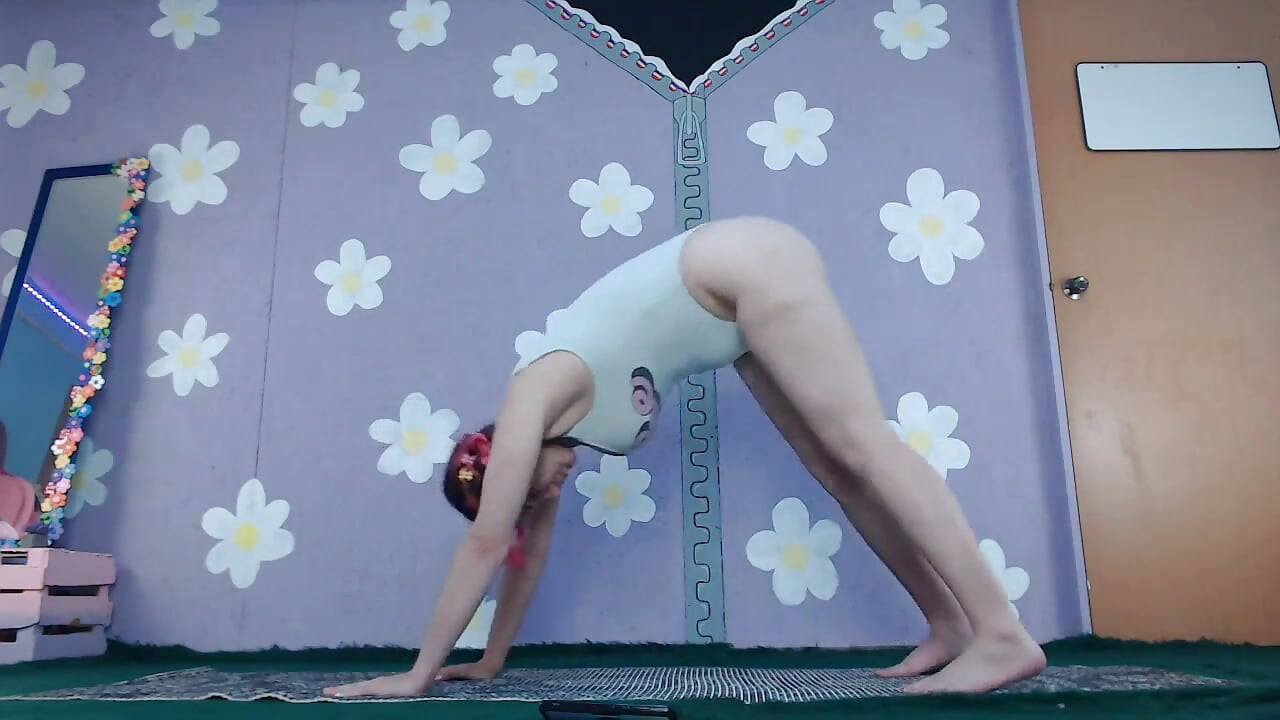 Người mới bắt đầu tập luyện yoga livestream khoe hàng