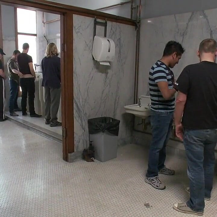 Kurumsal amcık azgın bir adam çetesi tarafından ağzını ve götünü ihlal ediyor