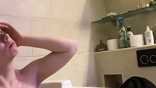 Тёплая вода делает мои соски твёрдыми