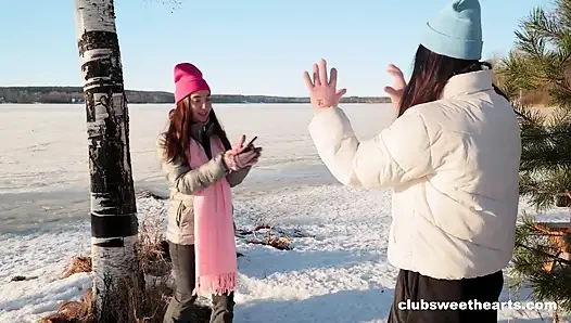 Cold Crispy Day! Cewek ini pas untuk selfie dan jilat memek di clubsweethearts