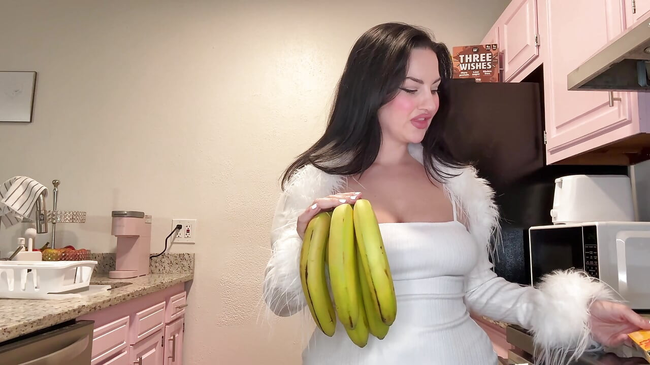 Cea mai bună prietenă plecată? Soțul ei primește plăcinta mea cremoasă... Apoi îmi fute curul cu banana!