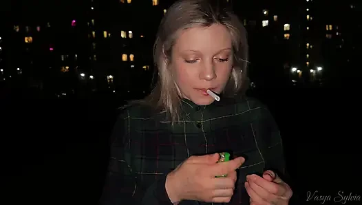 Rauchende Blondine mit nacktem Rauchen in der Öffentlichkeit!