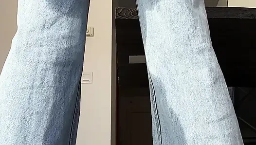 Omorashi mädchen benetzte ihre jeans absichtlich: ich wurde verzweifelt mit riesiger blasenbeule, um meine hose für dich zu pissen