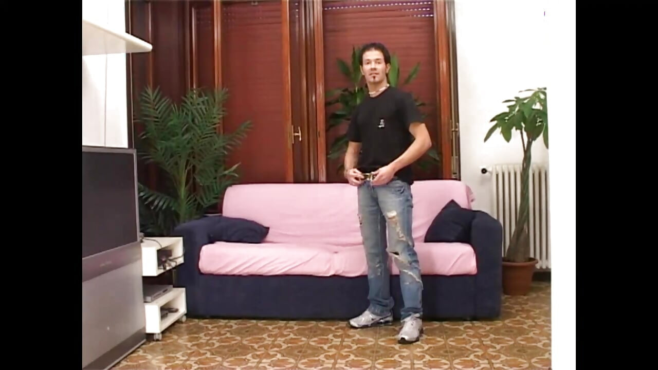 Matură sexy cu pizdă păroasă își oferă găurile într-un sex în trei