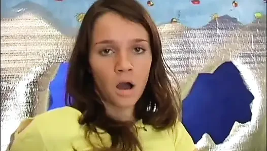 Teman lesbian lagi asik mainin timun