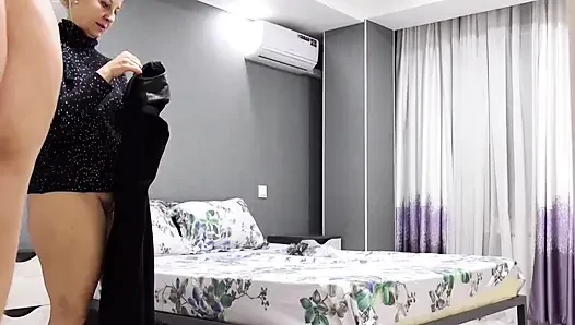 Olgun sarışın eş arada seksten hoşlanır