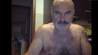 Bigote peludo árabe papi masturbándose