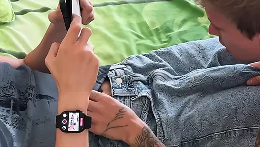 Adam telefonda oynarken arkadaşına gırtlağına kadar alıyor