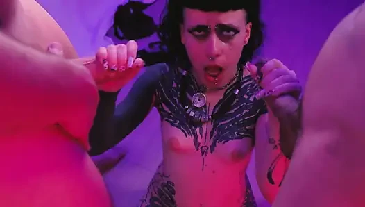 Tattootrio, çift cuckold dövme sanatçısı tarafından siktirilmek istiyor