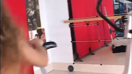 Maskierte MILF mit schönen titten und behaarter muschi von großem amateur-schwanz im fitnessstudio gefickt und in den mund gespritzt