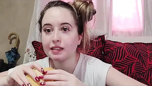 Memakan sandwich omelet dengan tomat ceri