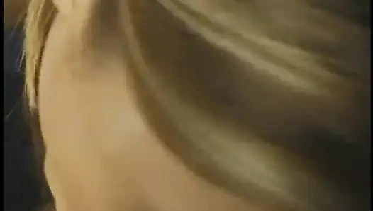 Monica sweetheart memikat diguncang oleh kontol hitam dan putih di sofa