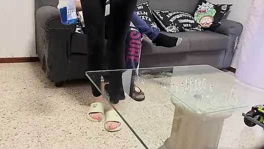 Temizlikçi kadın patronun yarağını diliyle temizliyor