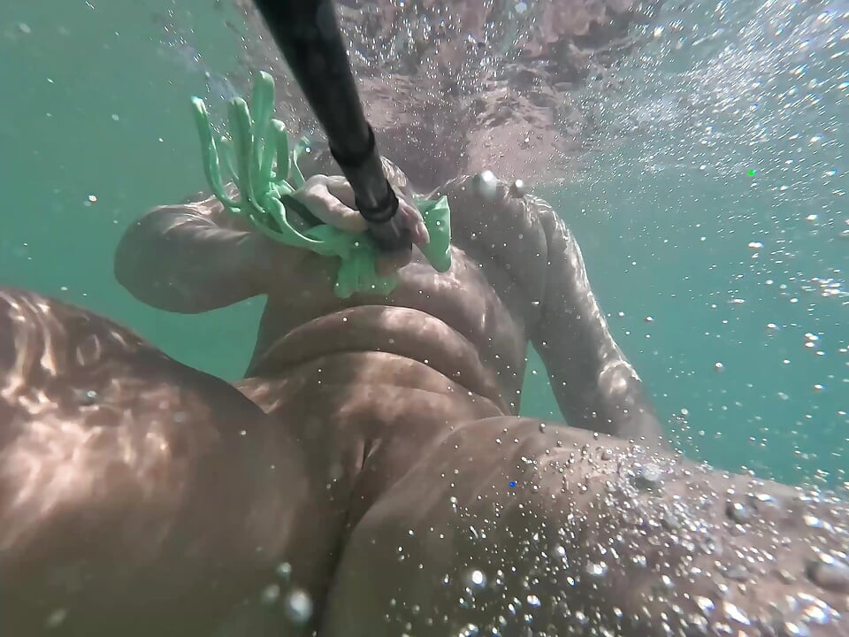 Girl Swimming Naked Underwater No Panties