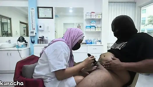 Tesettürlü doktor tıraş sırasında müşterinin kalın yarağını tıraş ediyor