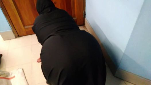 Criada saudita enorme culo follada por el hijastro de 18 años del propietario cuando ella estaba limpiando su habitación
