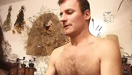 Kızıl saçlı orta yaşlı seksi kadın komşuyla iyi sikişiyor