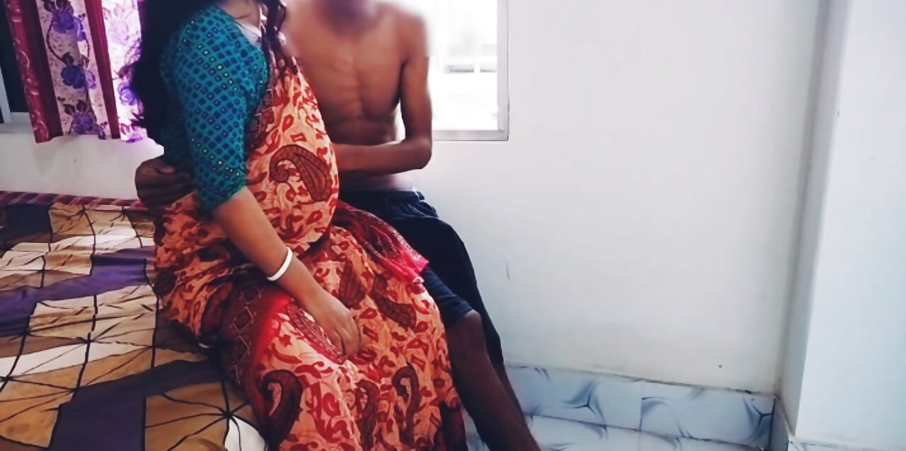 Follando duro con hermosa bhabi caliente en sari rojo con grandes tetas