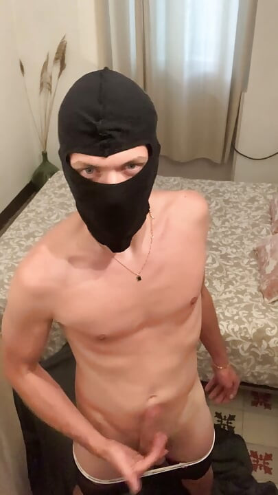 Мастурбация, когда горничная дома