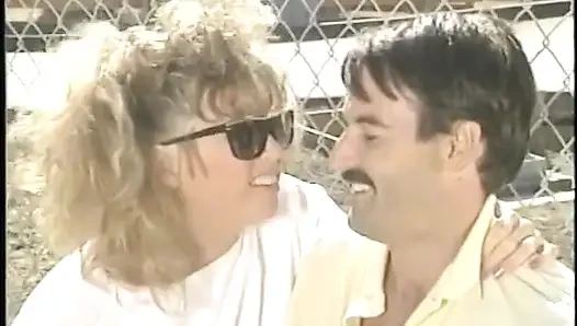 Сексуальную крошку трахает эротичный ебарь на кровати после минета