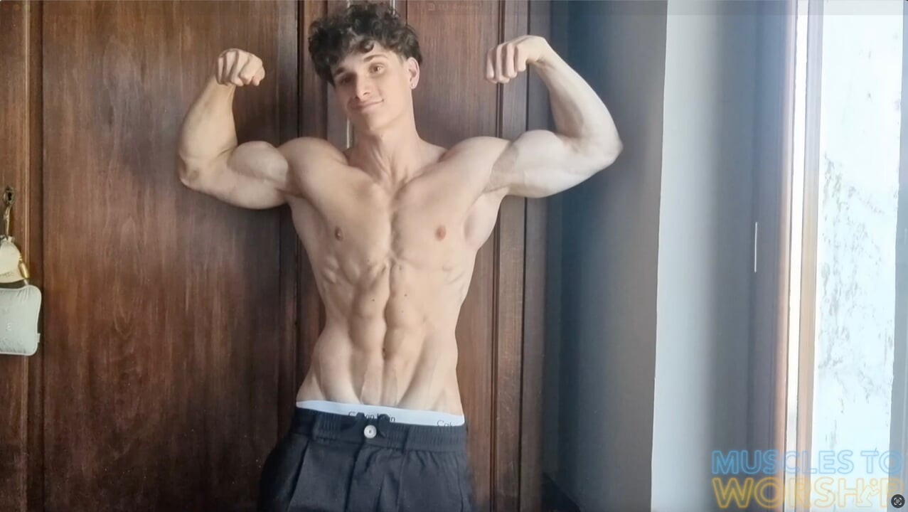 Băiat musculos italian rupt strip f