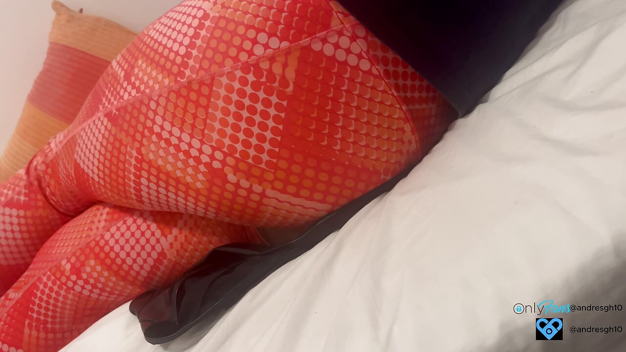 Anális maszturbáció leggingssel