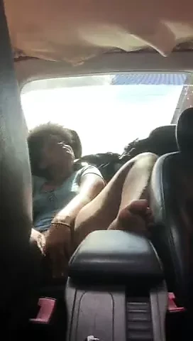 Ebony gioca in macchina